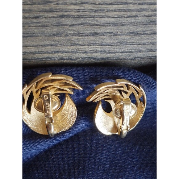 Trifari Crown Signed Vintage Clip On Feather Flame Gold Tone Earrings Textured - Picture 7 of 10